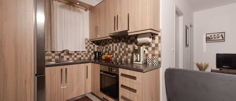 冷蔵庫、電子レンジ、オーブン、コンロ