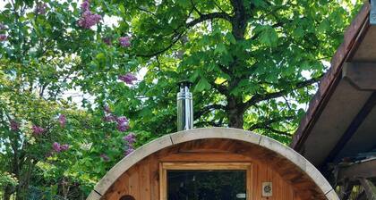 Chalet „Jura“ mit privatem Garten, Balkon und WLAN