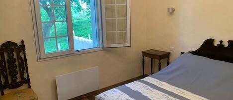 2 slaapkamers, een strijkplank/strijkijzer, beddengoed