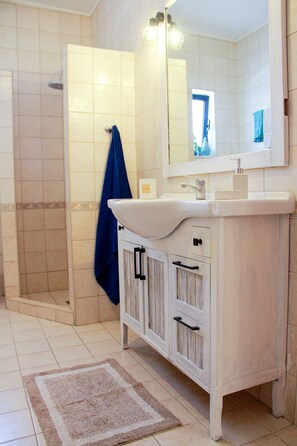 Comfort Villa, Sea View, Poolside | Bathroom