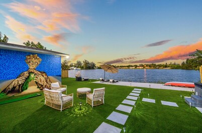 Private Beach Villa Miami with Hot Tub & BBQ, Ping Pong & Pool table