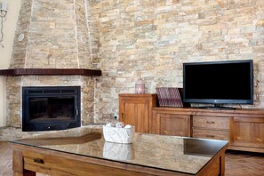 TV, caminetto