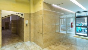 An elevator with a marble finish and a sign reading "SCALE A". - La Dimora Dell Avvocato - Appartamento (Naples)
