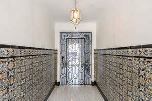 المنشأة من الداخل