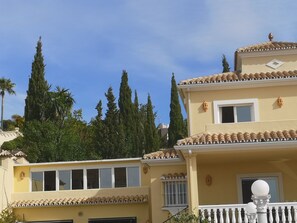 Exterior detail - Studio Apartment "Roca Penthouse" with Sea View, Shared Pool & Wi-Fi (Estepona)