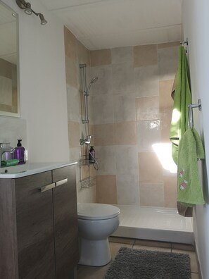 Douche, sèche-cheveux, serviettes fournies