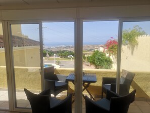 Interior - Studio Apartment "Roca Penthouse" with Sea View, Shared Pool & Wi-Fi (Estepona)