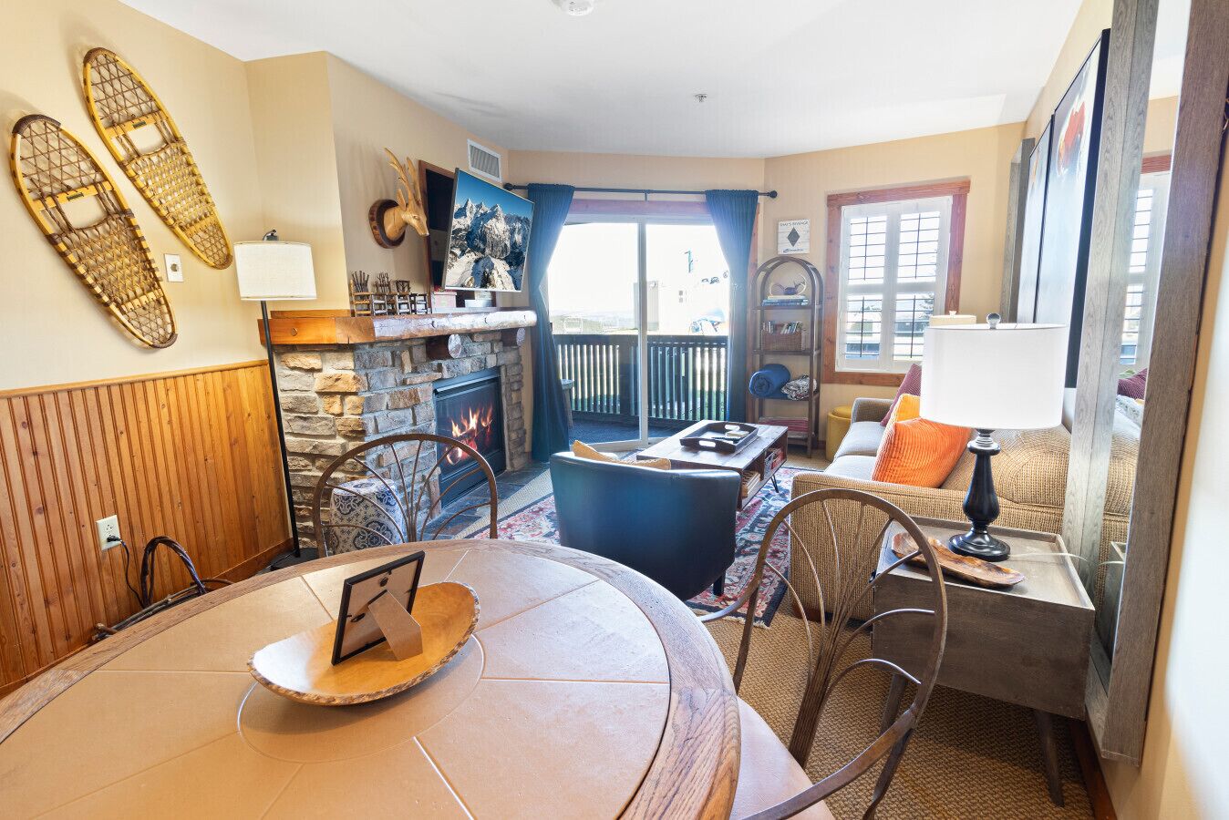 Televisión y chimenea 