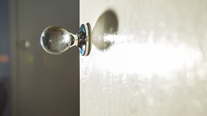 Ein Türknauf mit Wassertropfen.