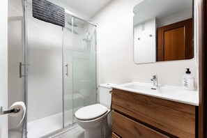 Baignoire, sèche-cheveux, serviettes fournies