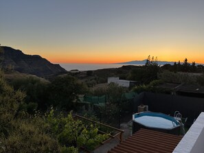 Outdoor spa tub - Vacation Home 'Villa Almagre' with Sea View, Pool, Garden & Wi-Fi (Gáldar)