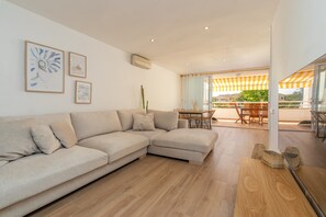 TV - Holiday Apartment 'Brava Beach' with Shared Pool, Private Terrace & Wi-Fi (platja d'aro)