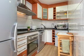 Fridge, microwave, oven, stovetop - Holiday Apartment 'Brava Beach' with Shared Pool, Private Terrace & Wi-Fi (platja d'aro)