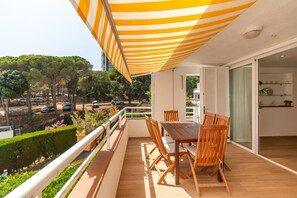 Outdoor dining - Holiday Apartment 'Brava Beach' with Shared Pool, Private Terrace & Wi-Fi (platja d'aro)