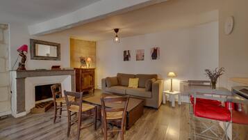 Een televisie en een dvd-speler