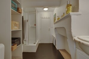 Dusche, Haartrockner, Handtücher