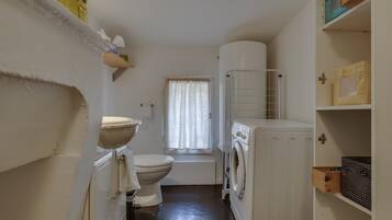 Een douche, een haardroger, handdoeken