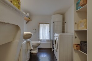 Douche, sèche-cheveux, serviettes fournies