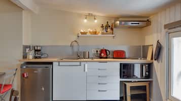 Refrigerador, microondas, placa de cocina, cafetera/tetera