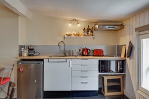 Réfrigérateur, micro-ondes, plaque de cuisson, cafetière/bouilloire