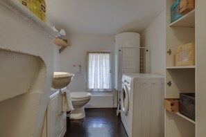 Shower, hair dryer, towels - Apartment near the Jardin Public (Bordeaux)