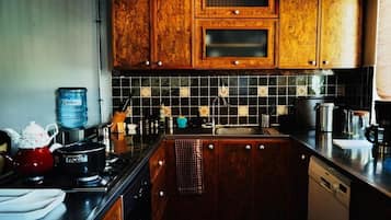 Villa Grand - utsikt mot trädgården | Eget kök | Vattenkokare