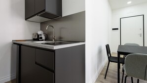 A compact kitchen with a modern design, featuring a built-in sink, a kettle, and a toaster. - Via Niccol Tommaseo 4 - Appartamento 4 (Naples)
