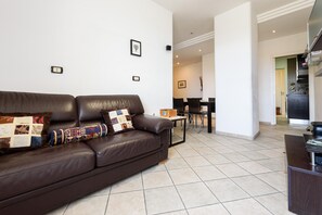 1 bedroom, soundproofing - Via Fiorentini 21 in Naples (Naples)