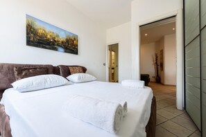 Apartment - Via Fiorentini 21 in Naples (Naples)