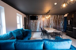 Chambre Double Standard, salle de bains commune, vue cour intérieure | Bar lounge