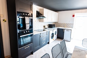 Standard Double Room, Shared Bathroom, Courtyard View | Private kitchen
