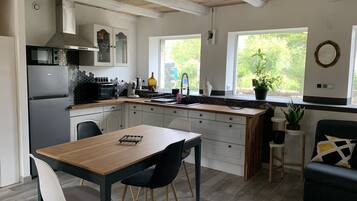 Réfrigérateur, micro-ondes, four, plaque de cuisson