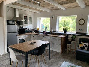 Fridge, microwave, oven, stovetop - Le Majol , Gîte Rural au Coeur du Jura (La Chapelle-sur-Furieuse)