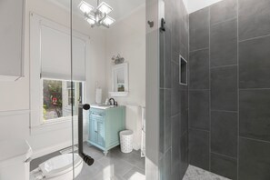 Doccia, asciugacapelli, asciugamani, sapone