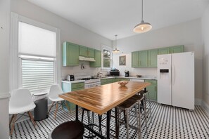 Fridge, microwave, oven, stovetop - Luxurious Family Home—Walk to Mardi Gras; Weddings (Mobile)