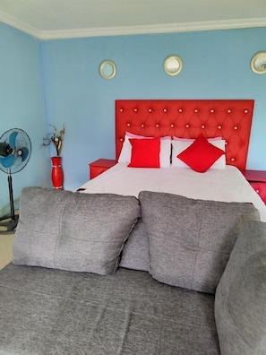 Individually decorated, individually furnished, desk, laptop workspace - Moholoholo lodge  (Bushbuckridge)