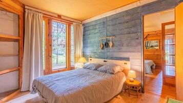 3 slaapkamers, een strijkplank/strijkijzer, gratis wifi, beddengoed