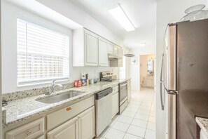 Fridge, stovetop, dishwasher, coffee/tea maker - King suite Charming 2 Story Home w/ FREE parking (Orlando)