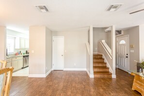 Interior - King suite Charming 2 Story Home w/ FREE parking (Orlando)