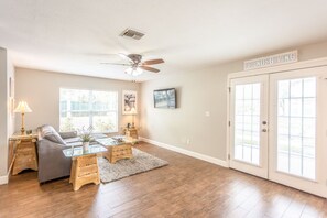 Smart TV - King suite Charming 2 Story Home w/ FREE parking (Orlando)