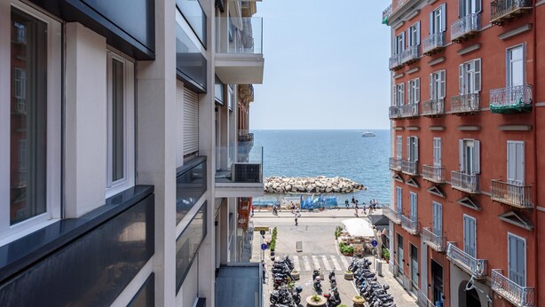 A coastal building with balconies overlooking a beach and the sea. - Via Niccol Tommaseo 4 - Appartamento 6 (Naples)