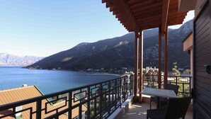 A balcony with a view of a lake and mountains. - Bellezza Resort & SPA (Morinj)
