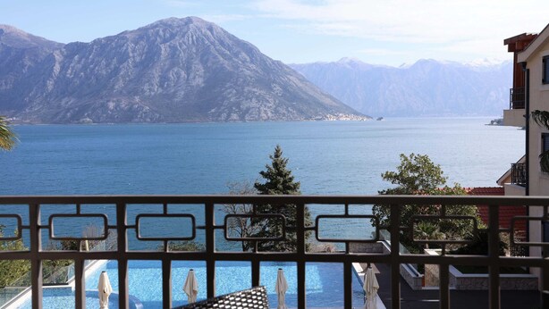 A balcony with a view of a mountain and a lake. - Bellezza Resort & SPA (Morinj)