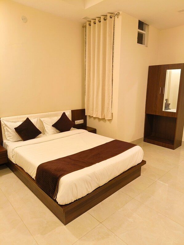 Deluxe Room | Bathroom | Shower, rainfall showerhead, towels - Hotel Veer Palace (Udaipur)