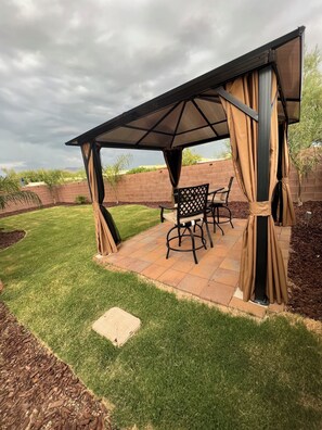 تناول الطعام بالخارج