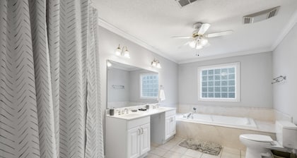 Entire Family Home with Projector & Pet-Friendly - sleeps 20