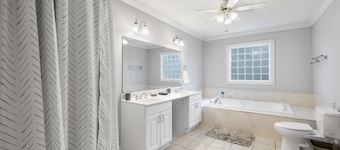 Entire Family Home with Projector & Pet-Friendly - sleeps 20