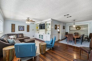 Smart-TV, Kamin, Tischtennisplatte, Bücher