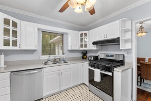 Kylskåp, mikrovågsugn, ugn och spishäll