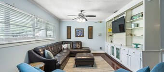 Entire Family Home with Projector & Pet-Friendly - sleeps 20